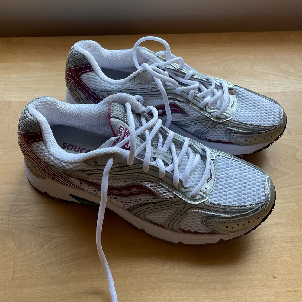 SAUCONY WOMEN’S RUNNING SHOES SIZE 11